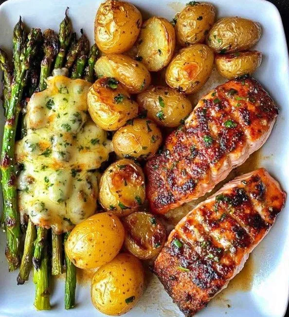 Salmão assado com batatas e aspargos ao molho de queijo: receita fácil e saudável
